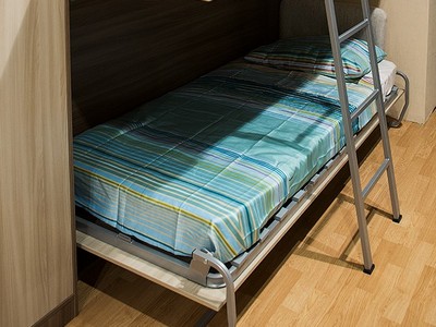 двухъярусная кровать в шкафу